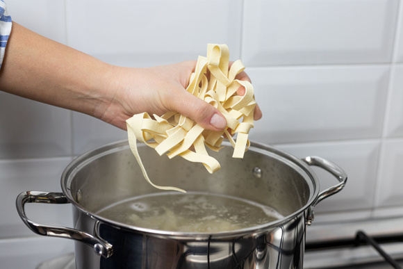 Comptez 1 litre d'eau pour 100g de pâtes. Adobestock