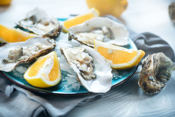 Saison des huîtres. Adobestock