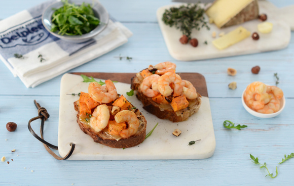 Tartine gratinée à la patate douce, tomme, roquette et crevettes. Nadia Paprikas