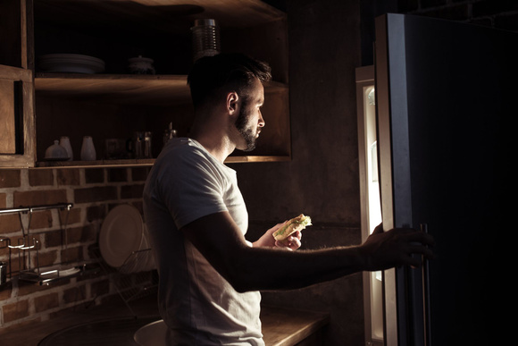 Le cycle circadien est perturbé si l'on se lève la nuit pour manger. Adobestock