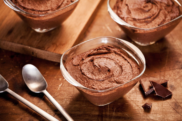 “On va en faire quelque chose de plus festif” : Philippe Etchebest dévoile sa recette de mousse au chocolat de Noël, pour finir le repas en “apothéose”