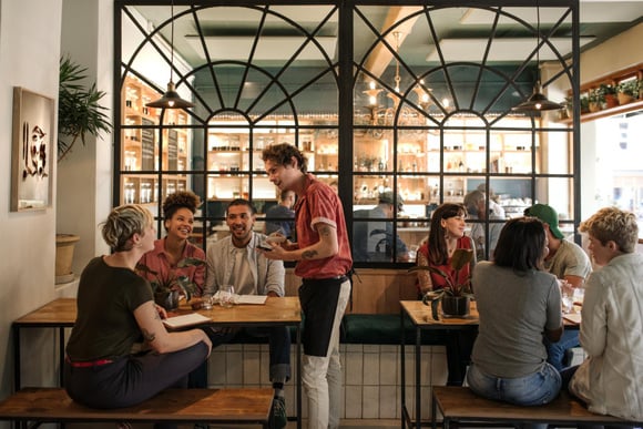 “Tout le monde a son téléphone sur soi” : ce restaurateur n’en peut plus et fait payer les réservations non respectées