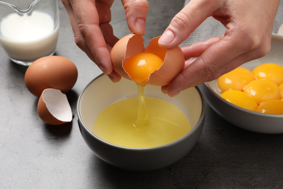 Cuisiner des œufs : ce geste de 5 secondes est crucial pour éviter les bactéries