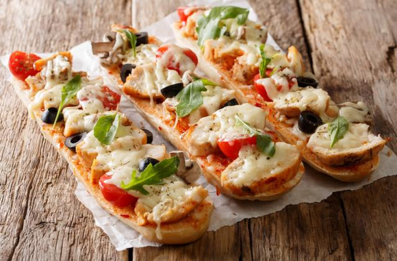 Pizza baguette à la mozzarella. 