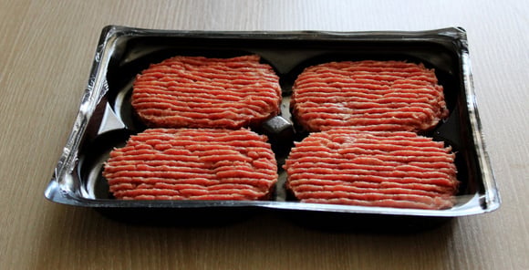 Steaks hachés vs préparation à base de viande hachée. Adobestock