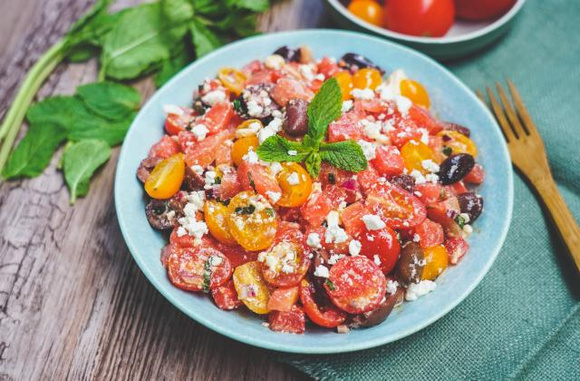 Salade de pastèque aux tomates cerises, féta et olives. Yoann Gloaguen