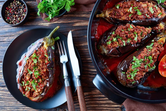 Aubergines farcies à la viande hachée. Adobestock