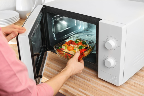 Voici pourquoi vous ne devez pas mettre votre plat au centre du micro-ondes