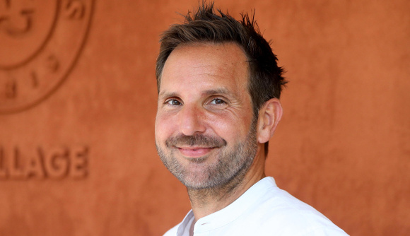 “Voici cette petite recette maison que j’aime beaucoup” : Christophe Michalak partage sa recette de flan au caramel !