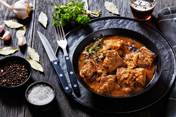 “C’est un peu mon bœuf bourguignon” : Norbert Tarayre partage sa recette de la véritable carbonnade ch’ti pour se réchauffer