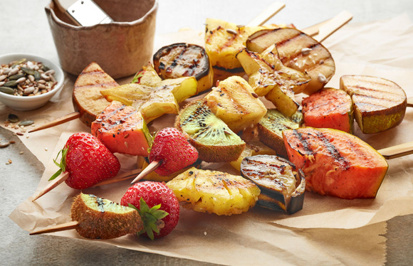 Nos idées recettes de brochettes de fruits au barbecue. Adobestock