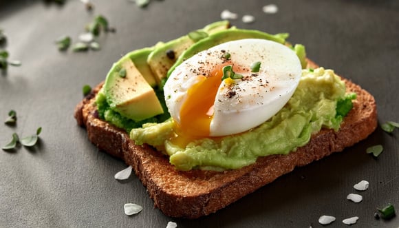Les nutritionnistes sont formels : voici la meilleure cuisson pour manger des œufs avec de l'avocat le matin