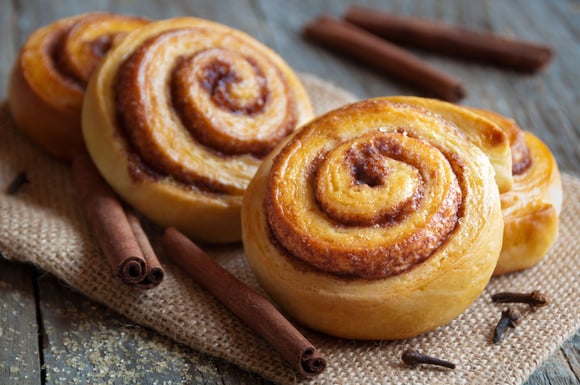 Envie de délicieux cinnamon rolls en attendant Noël ? Avec notre recette, vous allez vous régaler !