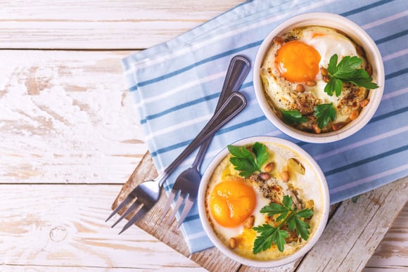 Réussir la cuisson des oeufs cocotte. Adobestock