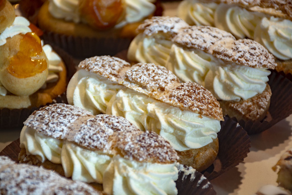 Les éclairs façon Paris-Brest. Adobestock
