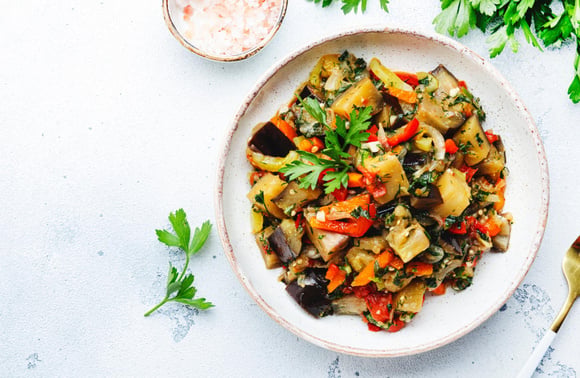 “ C’est extraordinaire !” : François-Régis Gaudry partage la recette sicilienne de la caponata qui va détrôner la ratatouille