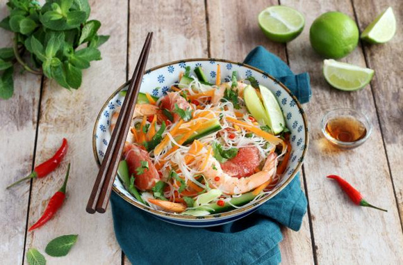 Salade thaï aux crevettes, vermicelles et pamplemousse par Silvia Santucci