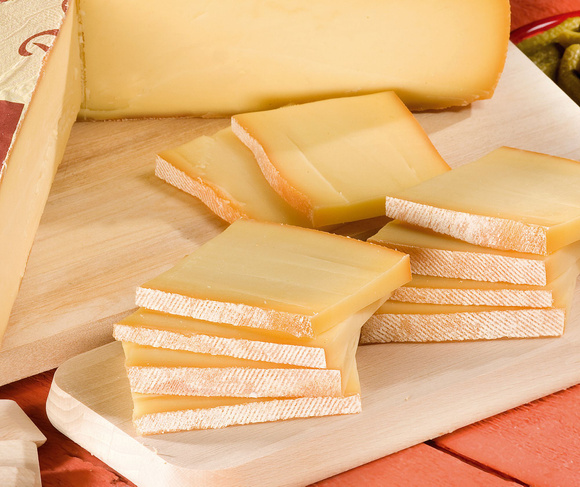Que risquez-vous en mangeant la croûte du fromage à raclette ?