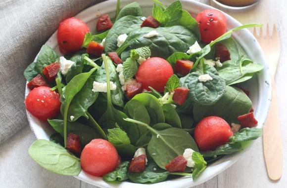 Salade de pousses d'épinards à la pastèque, à la féta et au chorizo. Silvia Santucci