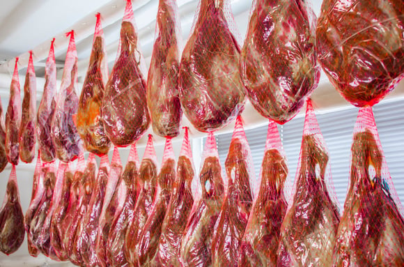Quelle est la différence entre le jambon cru et le jambon sec ?