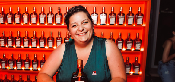 "Le plus important, c’est l'équilibre" : la mixologue Adèle Fardeau nous livre ses secrets pour réaliser les meilleurs cocktails cet été !