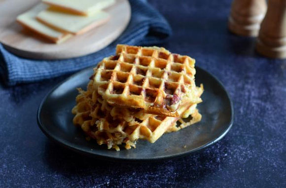 Gaufres à la raclette et à la charcuterie. Nadia Paprikas