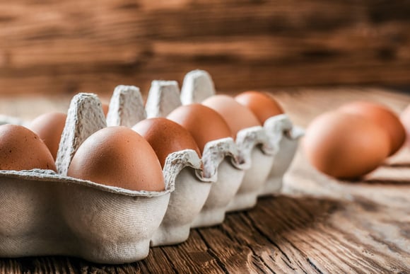 Les œufs ne se conservent pas dans la porte du frigo. Adobestock