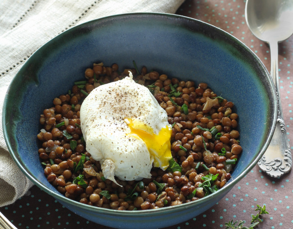 Salade de lentilles aux herbes et œufs pochés. Silvia Santucci 