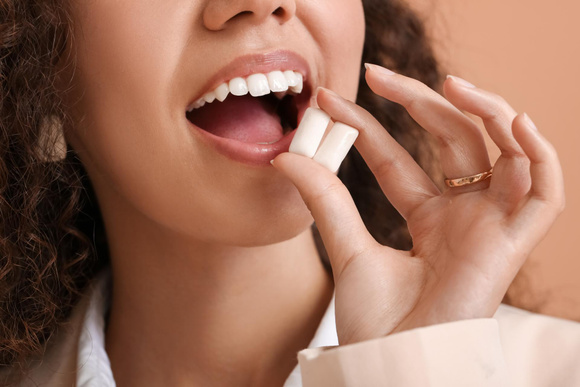 Faut-il s'inquiéter quand on avale un chewing-gum ? Le Dr Jimmy Mohamed démêle le vrai du faux
