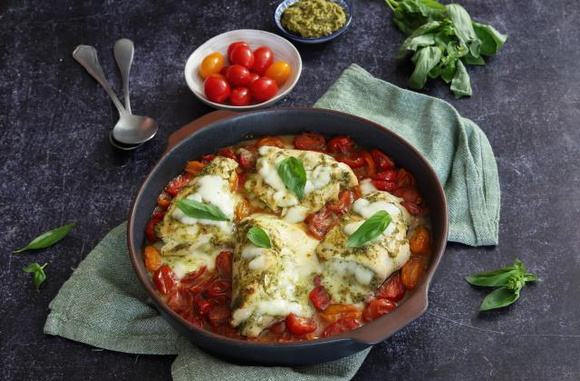 Poulet au pesto, tomates et mozzarella. Silvia Santucci