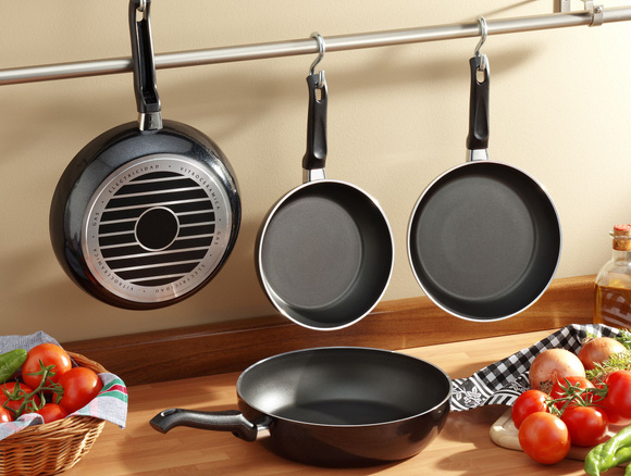 Poêle en inox, en fonte ou en acier : voici comment bien l’utiliser pour que les aliments n’attachent pas