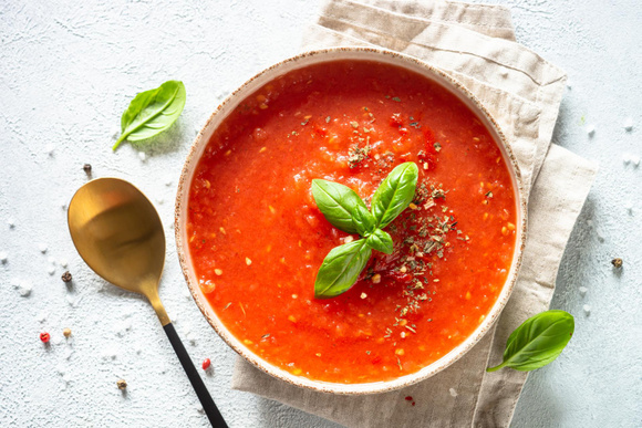 Quand j’ai la flemme de cuisiner, je fais toujours cette recette de soupe express avec des tomates pelées, c’est un régal