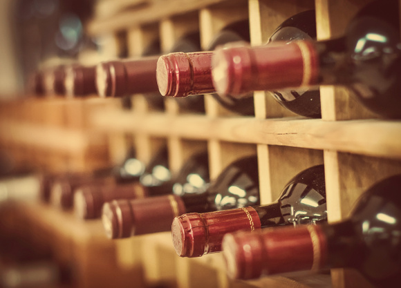 Le vin se bonifie avec un bouchon en liège de bonne qualité. Adobestock