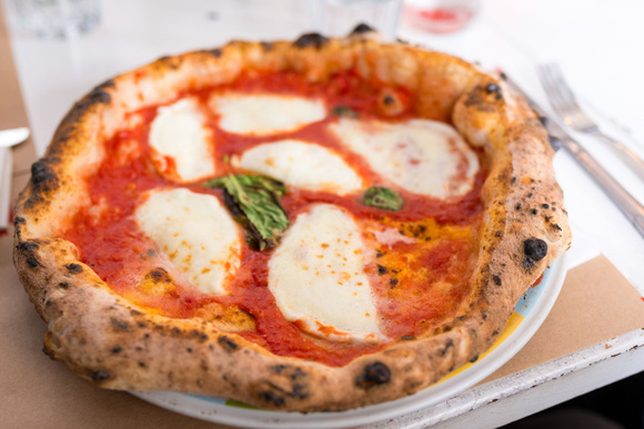 AdobeStock. Pizza Margherita Napolitaine, avec seulement 3 ingrédients.