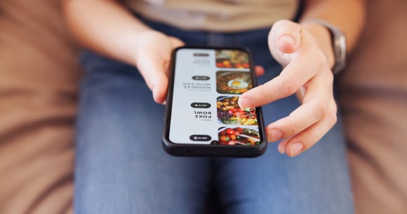 Quels sont les 10 plats les plus commandés par les Français en livraison ? Le classement 2025 de la plateforme Uber Eats dévoilé
