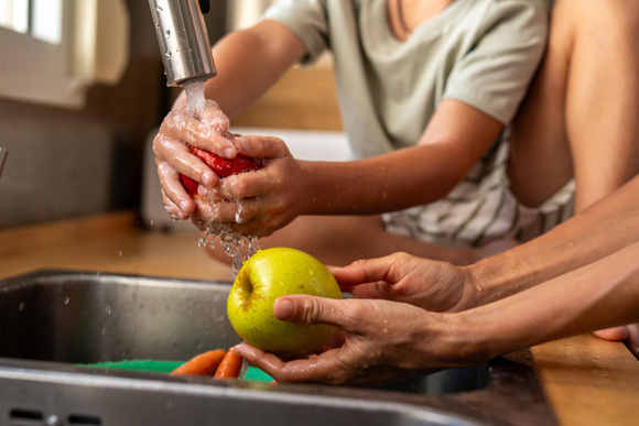 Même si vous ne mangez pas la peau : voici pourquoi vous devriez toujours laver ces aliments