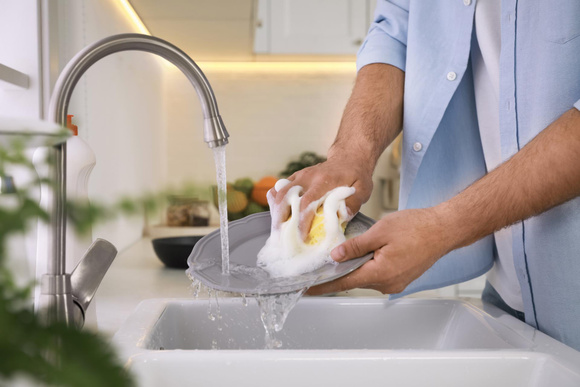 "Plus de 50 milliards de bactéries" : voici les meilleures options pour remplacer définitivement votre éponge de cuisine !