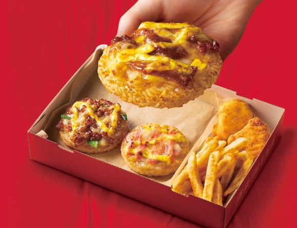 Des mini-pizzas faites sur des galettes de riz. 