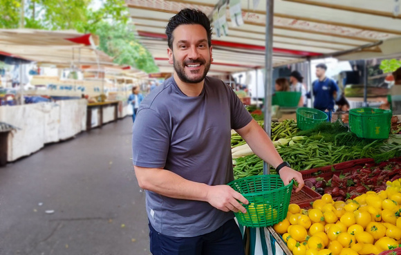 Retour du marché avec Denny Imbroisi : le chef italien nous partage sa recette d’été facile et rapide du carpaccio de courgettes !
