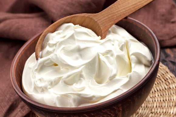 Plus de crème fraîche au frigo : Quels ingrédients utiliser pour la substituer ?