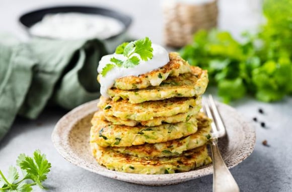 Galettes de quinoa aux épinards et oignons nouveaux. Adobestock