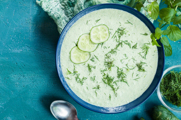 Pas besoin d'allumer les plaques : cette soupe au concombre 100 % sans cuisson est idéale quand il fait très chaud