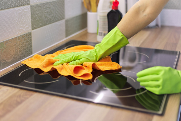 Comment bien nettoyer une plaque de cuisson vitrocéramique ?