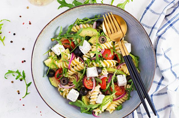 Salade de pâtes à la féta et à l'avocat. Adobestock
