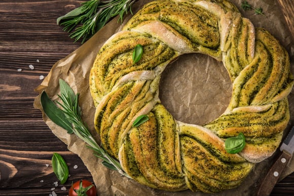 Babka : découvrez cette version salée à base de reblochon, poireaux et lardons, parfaite pour la saison !