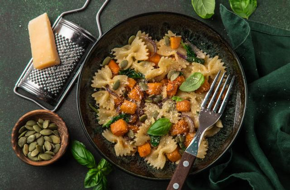Farfalle au potimarron et pousses d'épinards. Adobestock