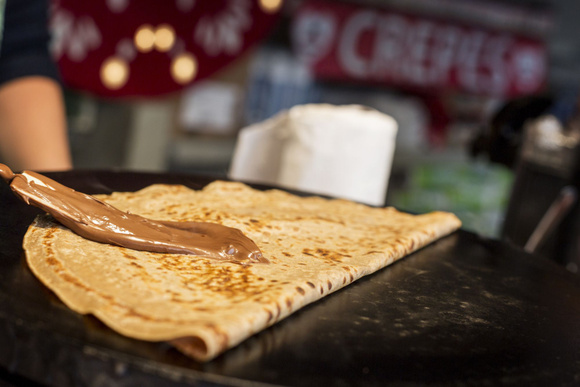 Crêpe au chocolat sur un marché de Noël. AdobeStock