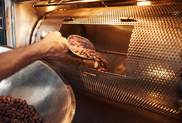 D'un pH acide, le cacao devient basique grâce au procédé d'alcalinisation, développé par Van Houten au 19 ème siècle. Adobestock