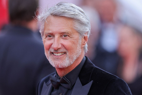 Entre Paris et Trouville, l’animateur Antoine De Caunes dévoile ses adresses favorites pour bien manger