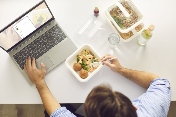 Pourquoi manger devant son ordinateur n’est pas une bonne idée ?